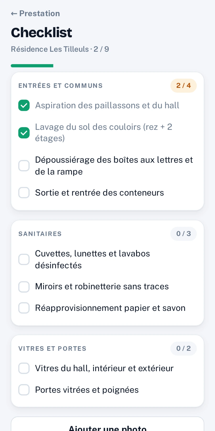 Checklist de la prestation dans l'application mobile, regroupée par pièce, avec les points déjà cochés en vert.